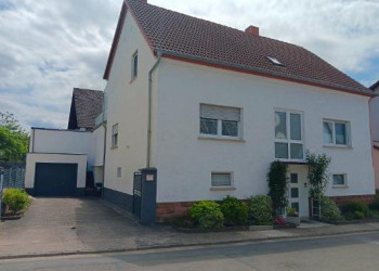 Strassenansicht mit Garage