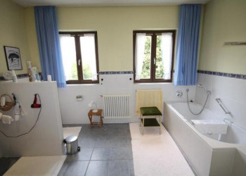 Badezimmer mit Fenster