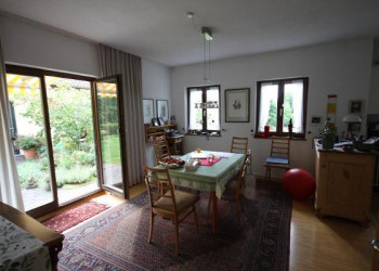 Esszimmer mit Zugang zur Terrasse