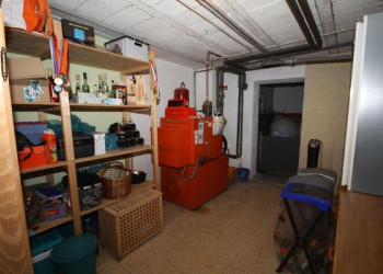 Heirzaum/Keller, dahinter Öl Lager und Garage